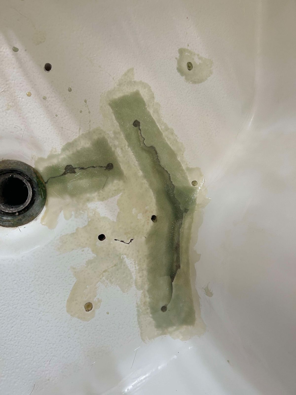 Seamless fiberglass tub repair for smooth finish